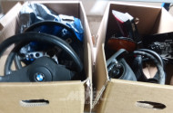 12 Kartons mit Inhalt: div. BMW-Teile, u.a. Tachoinstrumente, Felgendeckel, Rückleuchten, Scheinwerfer, Kühler, Lichttechnik, Lenkräder etc.