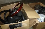 12 Kartons mit Inhalt: div. BMW-Teile, u.a. Tachoinstrumente, Felgendeckel, Rückleuchten, Scheinwerfer, Kühler, Lichttechnik, Lenkräder etc.