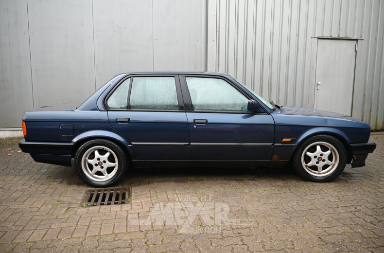 BMW 318i E30 limousine, saturnblau