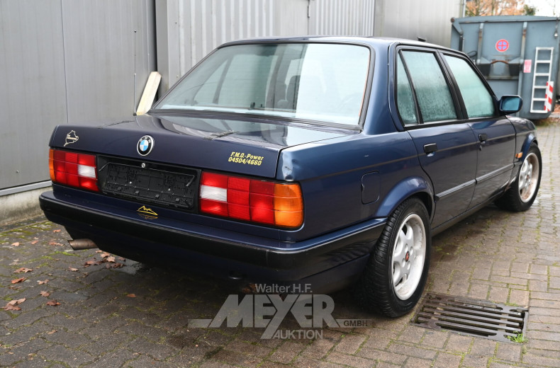 BMW 318i E30 limousine, saturnblau