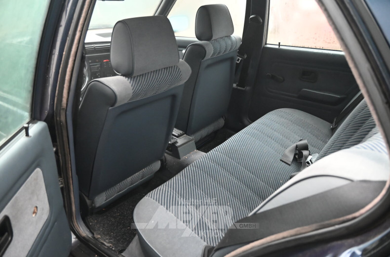 BMW 318i E30 limousine, saturnblau