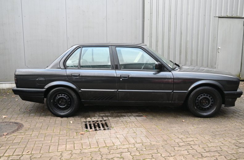 BMW 316i E30, diamantschwarz metallic