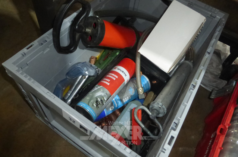 Kunststoffkiste mit Inhalt: Hand- und Montagewerkzeug