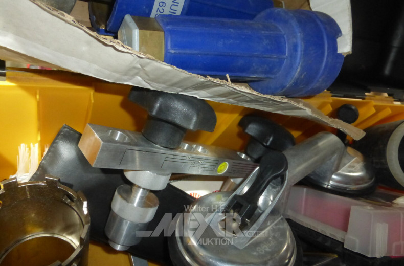 Kunststoffkiste mit Inhalt: Sanitär-Spezialwerkzeug