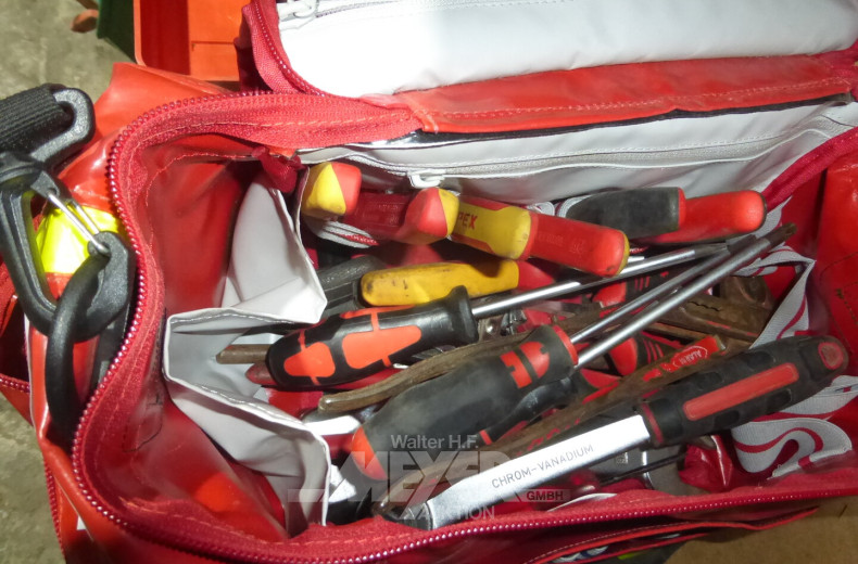 Werkzeugtasche mit Inhalt: Hand- und Montagewerkzeug