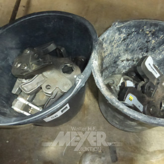 2 Kunststoffeimer mit div. Presszangen