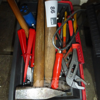 Kunststoffsatte mit Inhalt. Hand- und Montagewerkzeug