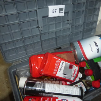 Kunststoffsatte mit Inhalt: div. Verbrauchsmaterialien, Möbelpflege