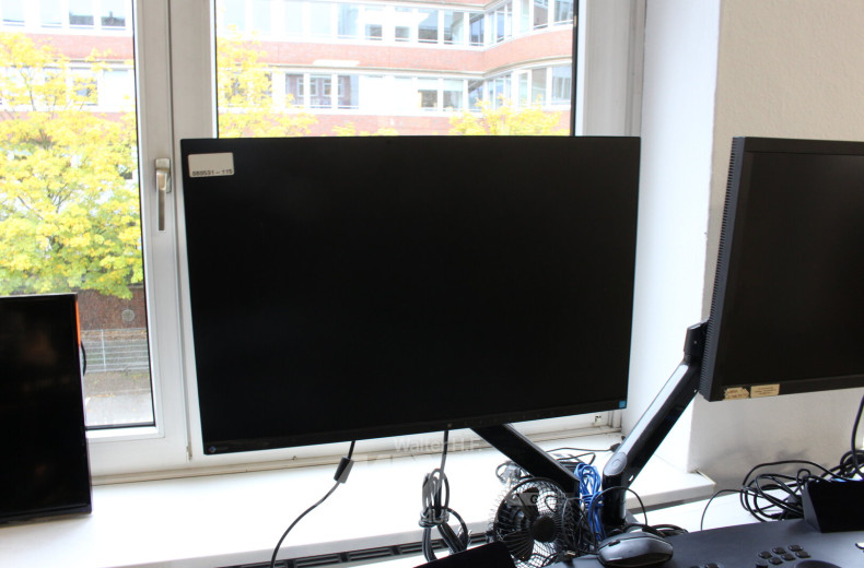 Doppel-Monitor-Tischhalterung mit 2 versch. Monitoren, EIZO