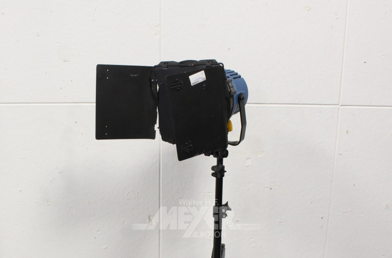 2 Studio-Strahler ARRI ARRILITE 800 mit 2 Stativen sowie ein gr. Flightcase-Koffer mit 2 weiteren Stativen