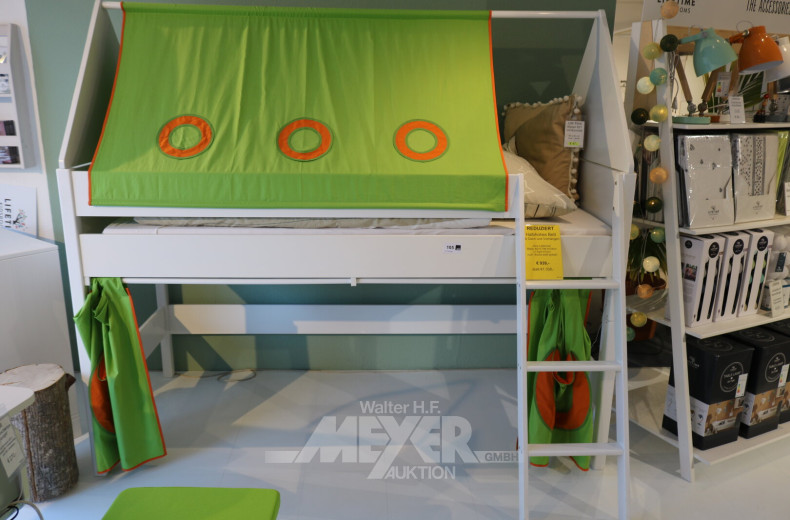 Halbhohes Kinderbett mit Zubehör