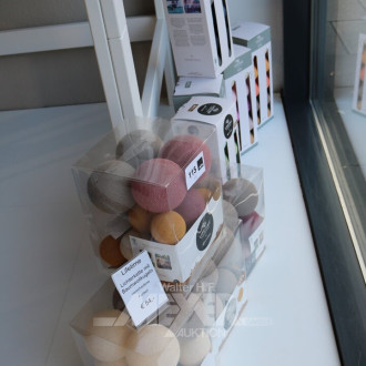 9 Lichterketten mit gr. u. kl. Baumwollkugeln, versch. Farben