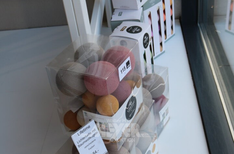 9 Lichterketten mit gr. u. kl. Baumwollkugeln, versch. Farben