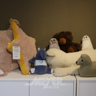 Posten, best. aus 6 Stofftieren und 2 Kissen