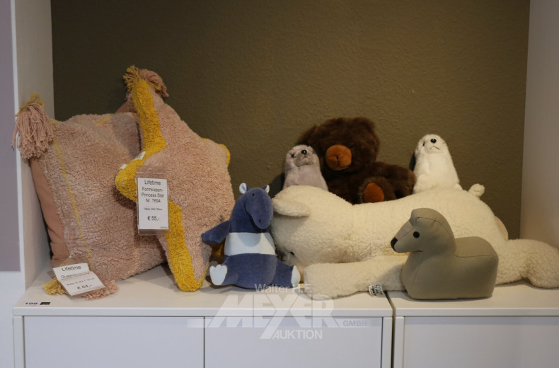 Posten, best. aus 6 Stofftieren und 2 Kissen