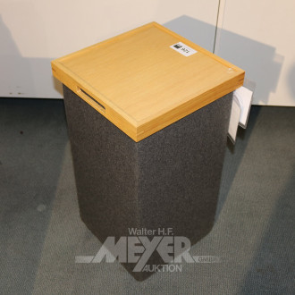 Tresenhocker aus grauem Filz, mit Tablett aus Eiche