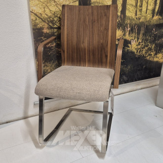 Freischwinger mit Armlehnen