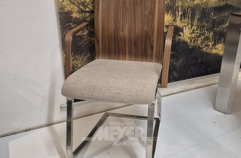 Freischwinger mit Armlehnen