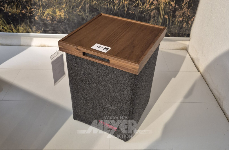 Hocker in Filz mit Tablett in Nussbaum