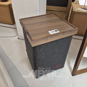 Hocker in Filz mit Tablett in Nussbaum