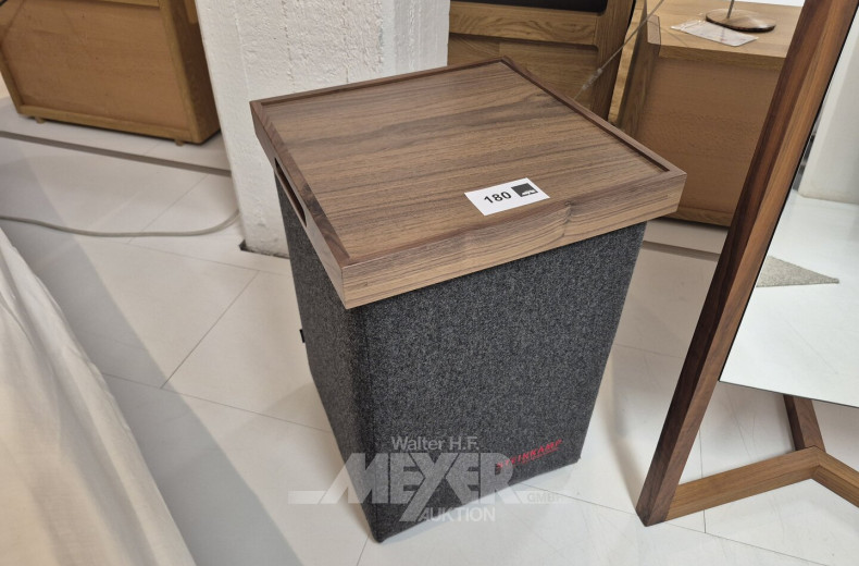 Hocker in Filz mit Tablett in Nussbaum