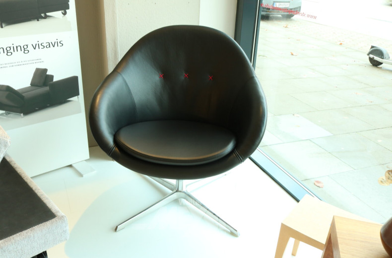 Sessel mit Fußkreuz