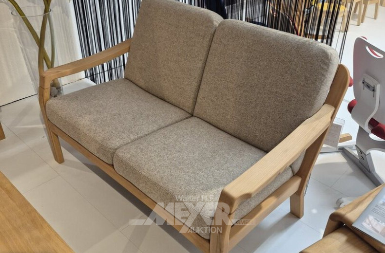 Sitzgarnitur, best. aus: Sessel, 2-Sitz-Sofa u. Couchtisch mit Ablage