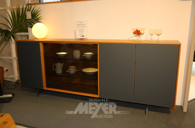 Anrichte mit Touchbeschlag und LED-Beleuchtung