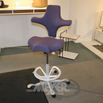 Schreibtischstuhl mit lilafarbenem Bezug