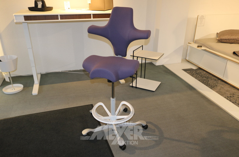 Schreibtischstuhl mit lilafarbenem Bezug