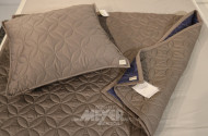 2-tlg. Set aus besticktem Kissen und dazugehöriger Quilt-Decke