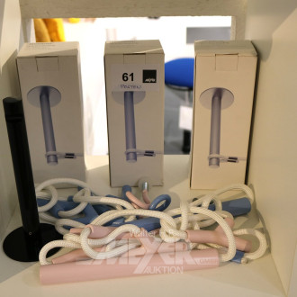 2 Seilgarderoben in versch. Farben, sowie 4 Wandhalterungen