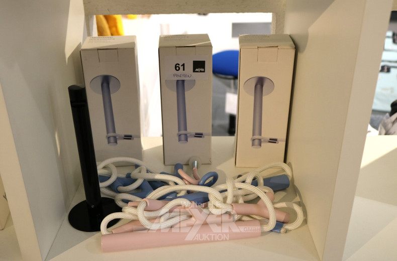 2 Seilgarderoben in versch. Farben, sowie 4 Wandhalterungen