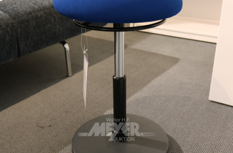 Stuhl/Stehhilfe mit blauem Bezug