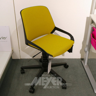 Schreibtischstuhl mit Rückenpolster und Federbein