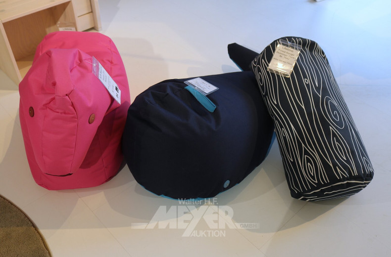 3 versch. Sitzkissen: 'Rosa Pferd', 'Wal' und 'Baumstamm'