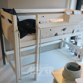 Halbhohes Kinderbett mit Zubehör