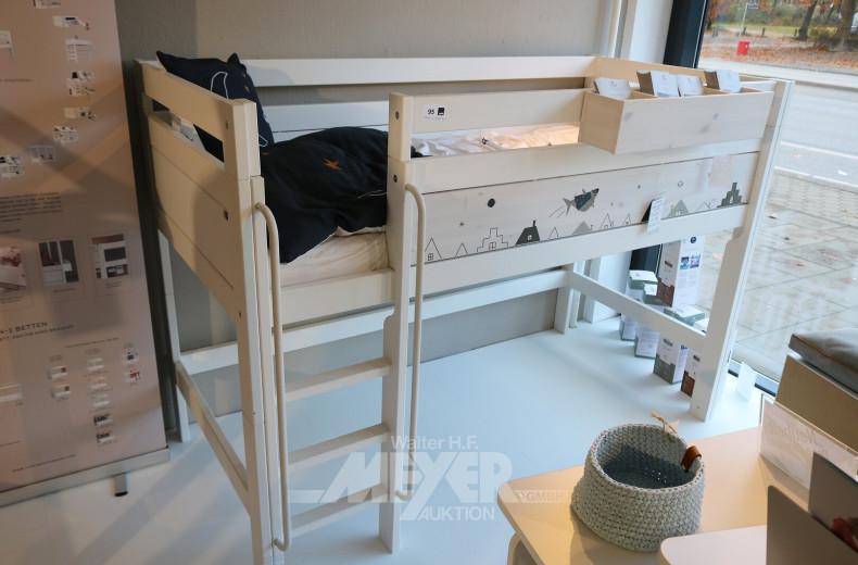 Halbhohes Kinderbett mit Zubehör