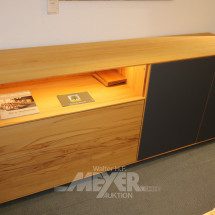 Los 130: Anrichte mit LED-Beleuchtung