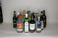 Posten versch. Spirituosen, u.a. Sherry, Liköre, Wodka, Aperitifs