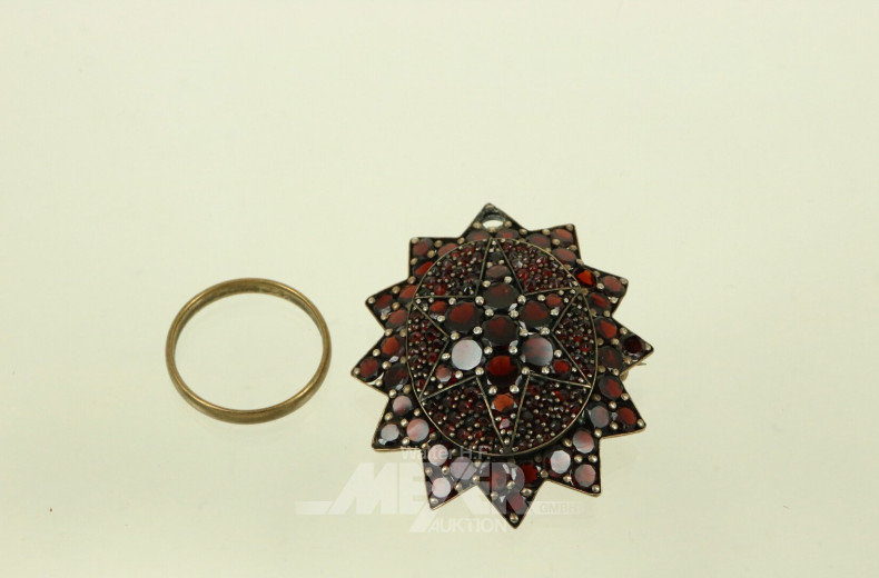 Trauring sowie 1 Granatanhänger