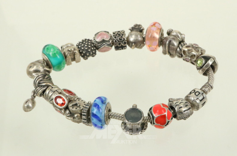 Armband PANDORA mit 21 div. Charms
