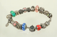 Armband PANDORA mit 21 div. Charms