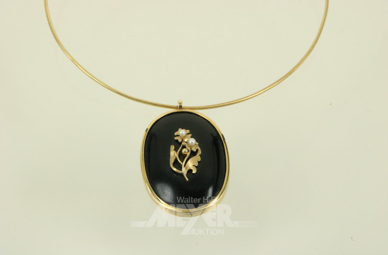 Halsreif mit Onyx-Anhänger und montierter Blume
