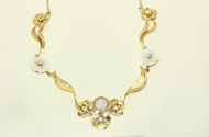 Collier, besetzt mit 5 kl. Diamanten und Opalblüten