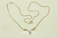 zartes Collier, im Mittelteil besetzt mi 5 kl. Diamanten