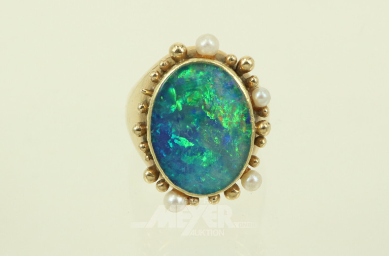 Damenring, besetzt mit 1 Opaltriplette und 4 kl. Perlen