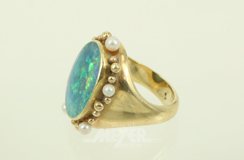 Damenring, besetzt mit 1 Opaltriplette und 4 kl. Perlen