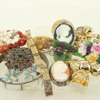Posten Modeschmuck, u.a. Anhänger, Armreif , Ketten etc.