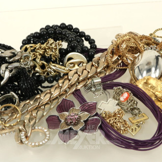 Konvolut Modeschmuck, u.a. Armband, Ketten, Ring etc.